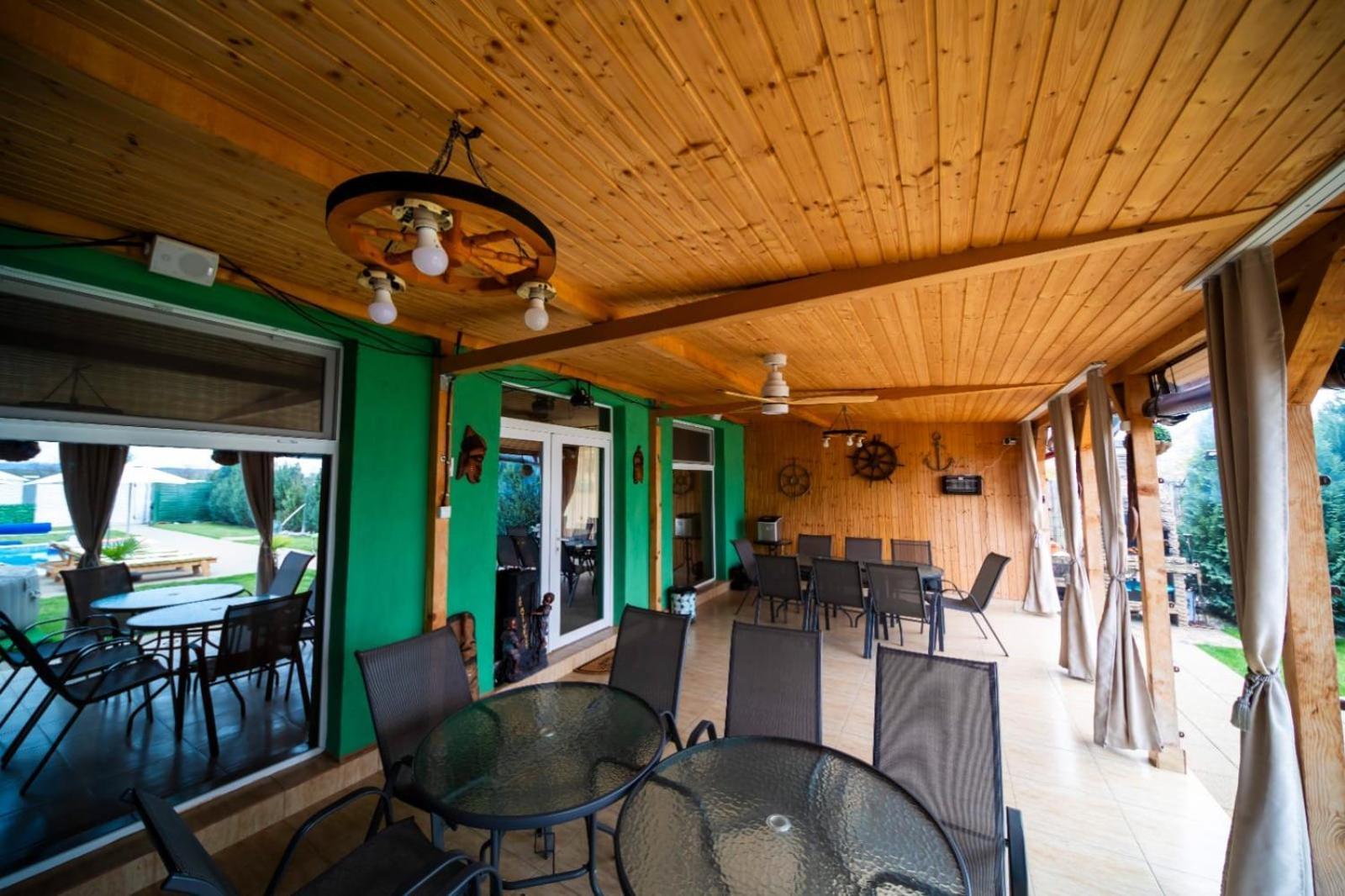 Danube Home Ostrovu Corbului Ngoại thất bức ảnh